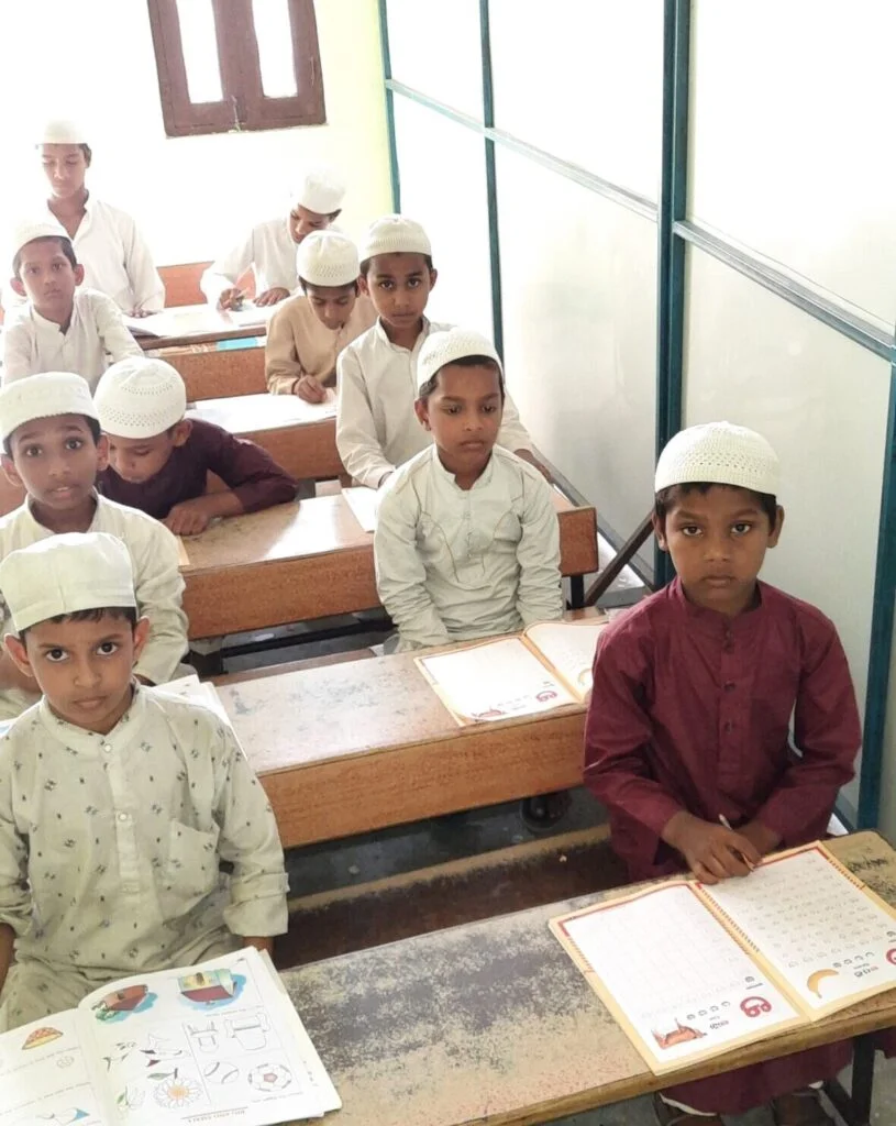 Élèves du Centre Moumtez en classe avec leurs livrets
